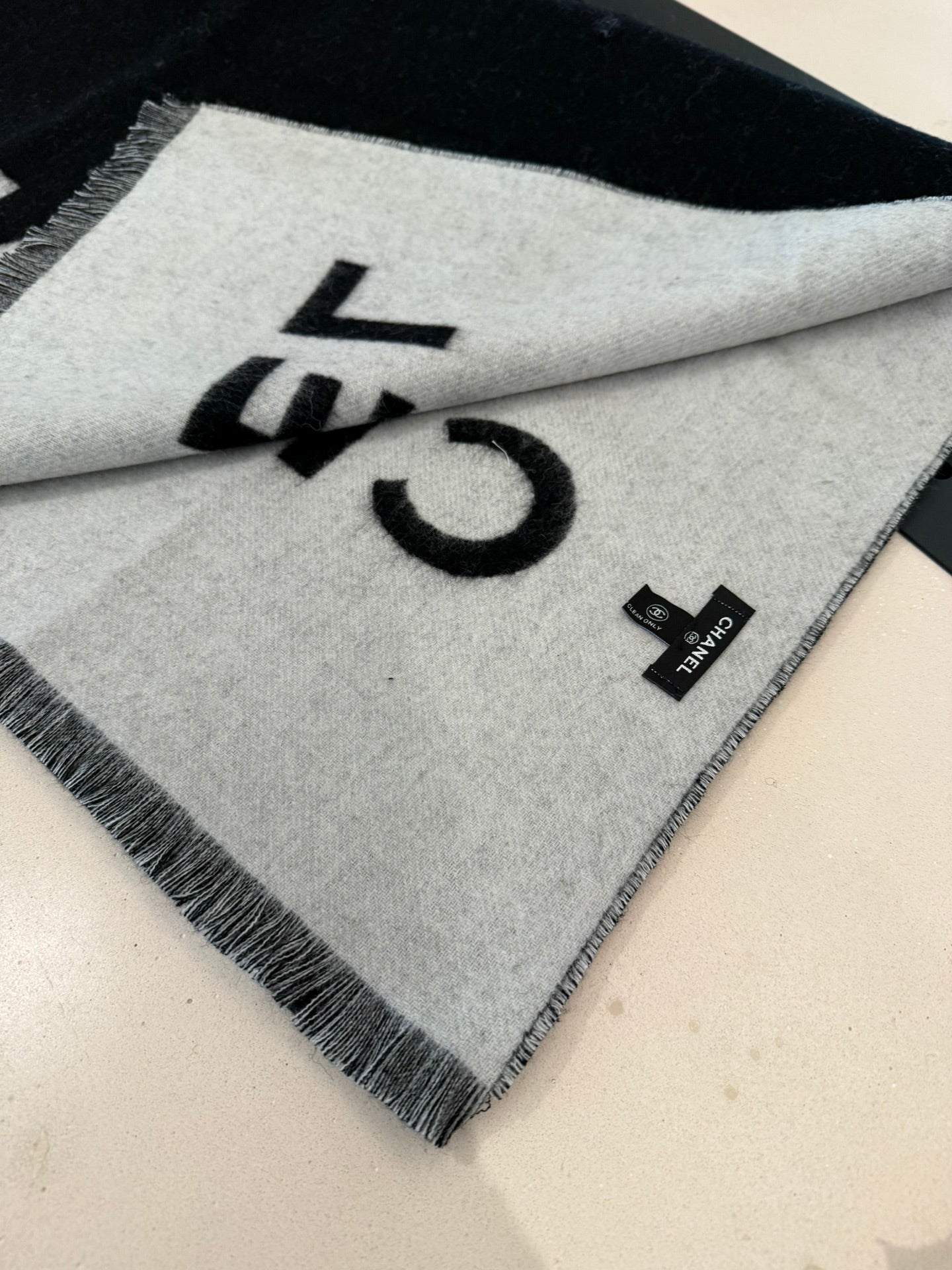 CHANEL SCARF 200 CM IN BLACK MIX WHITE CASHMERE AND WOOL 401299