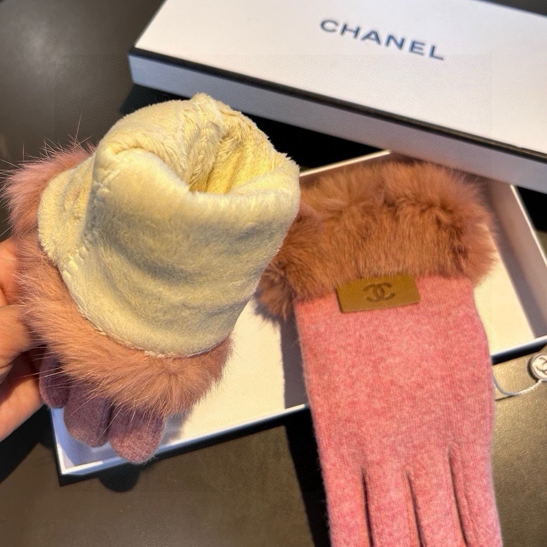 CHANEL GLOVES IN FLAMINGO PINK WOOL AND RABBIT FUR 420534