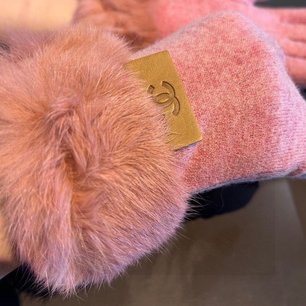 CHANEL GLOVES IN FLAMINGO PINK WOOL AND RABBIT FUR 420534