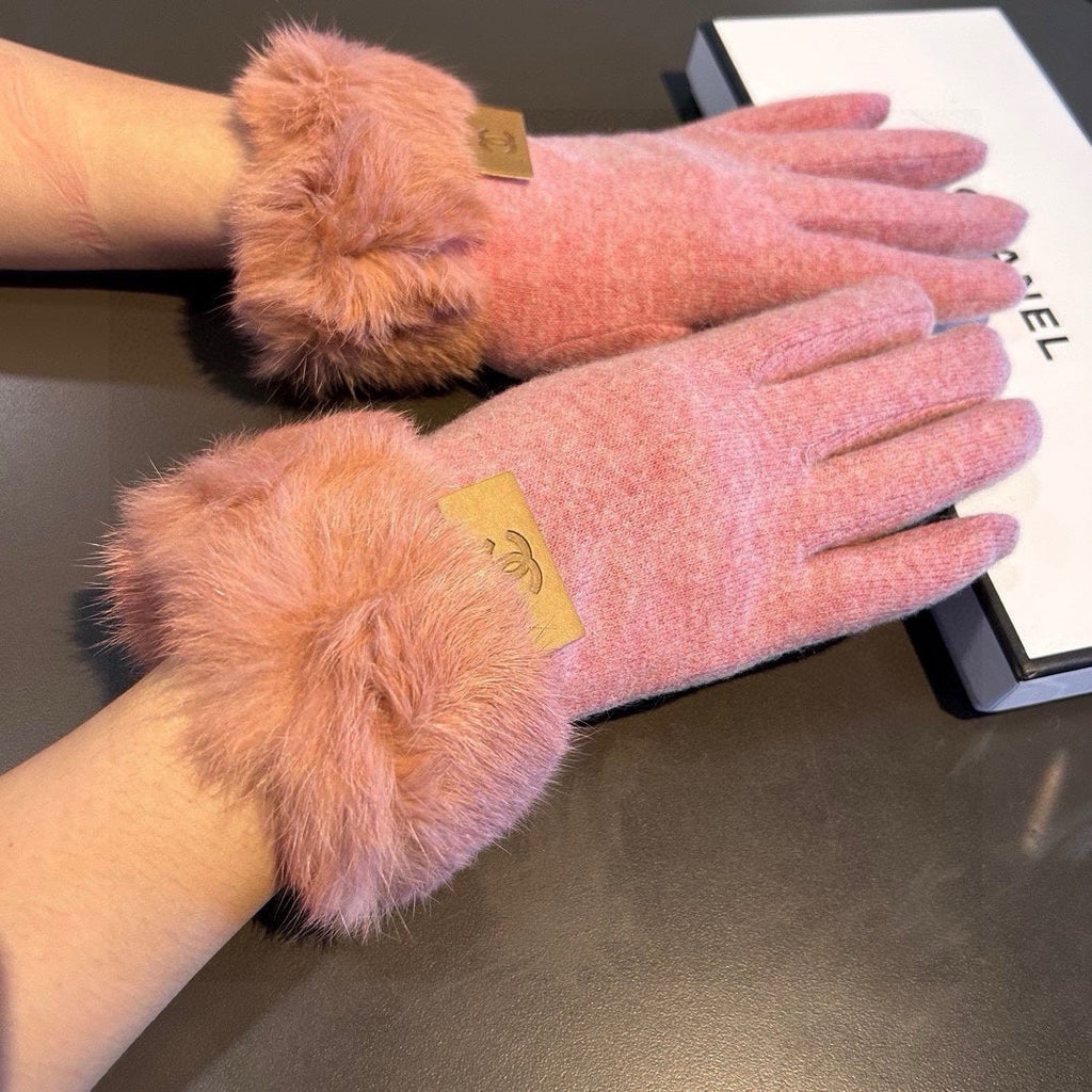 CHANEL GLOVES IN FLAMINGO PINK WOOL AND RABBIT FUR 420534