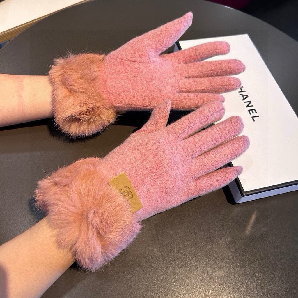 CHANEL GLOVES IN FLAMINGO PINK WOOL AND RABBIT FUR 420534