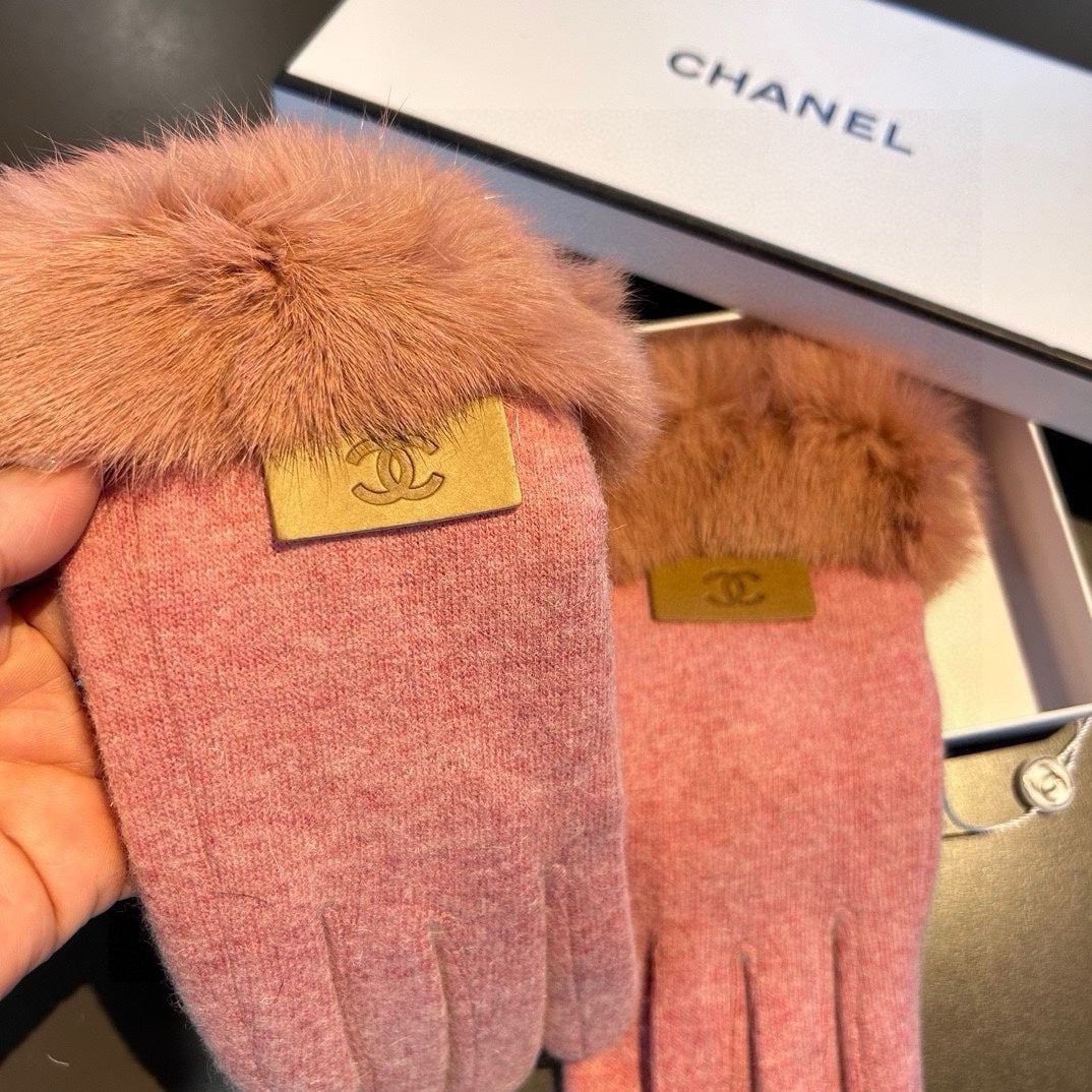 CHANEL GLOVES IN FLAMINGO PINK WOOL AND RABBIT FUR 420534