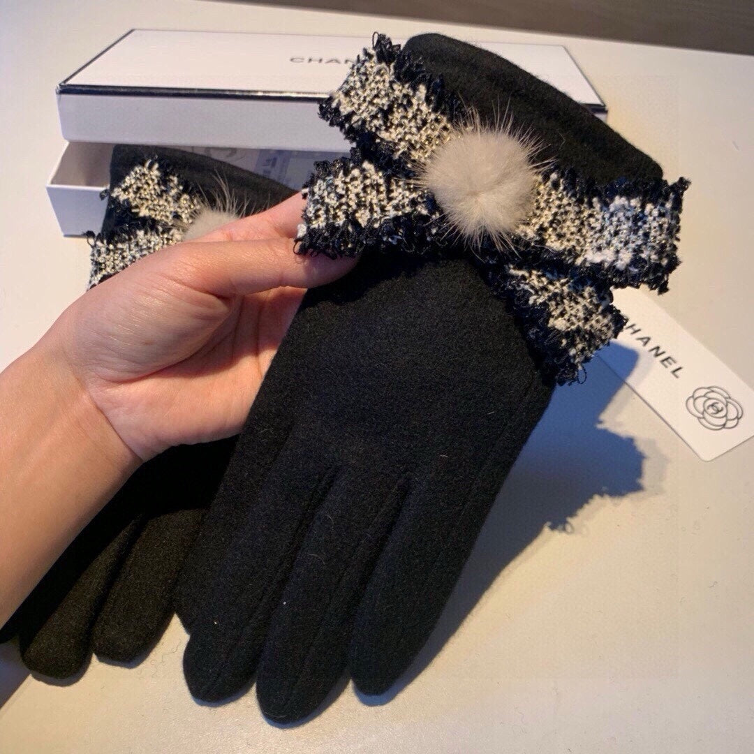 CHANEL GLOVES IN BLACK WOOL 420536