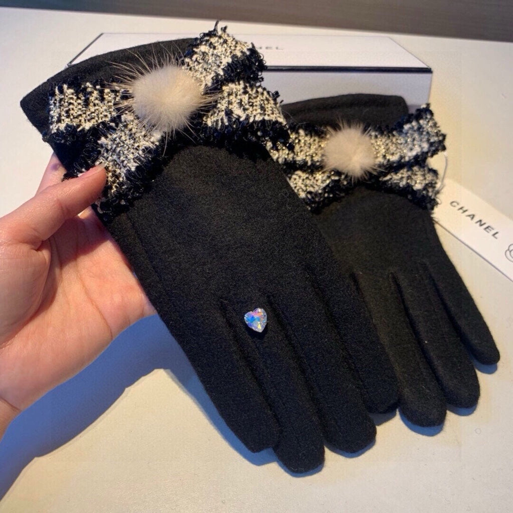 CHANEL GLOVES IN BLACK WOOL 420536