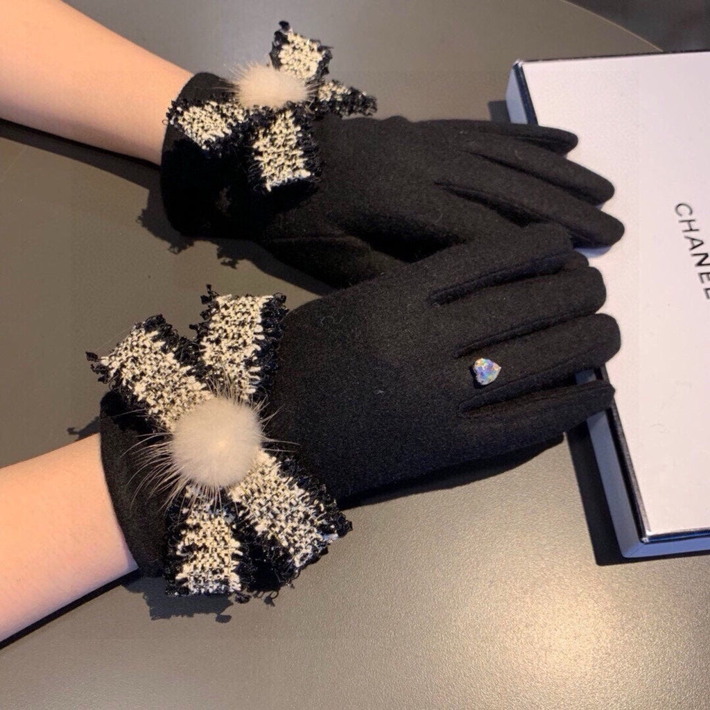 CHANEL GLOVES IN BLACK WOOL 420536