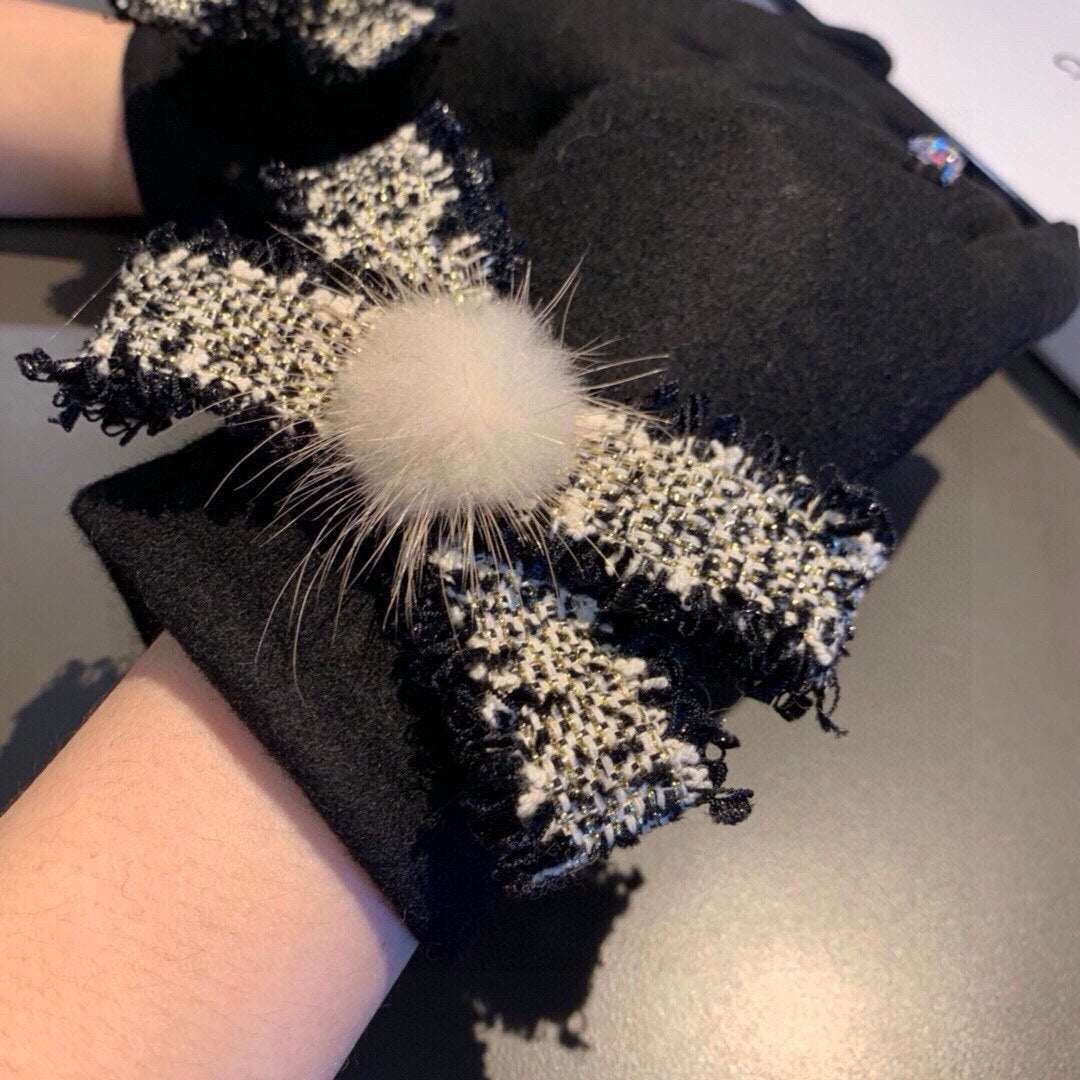 CHANEL GLOVES IN BLACK WOOL 420536