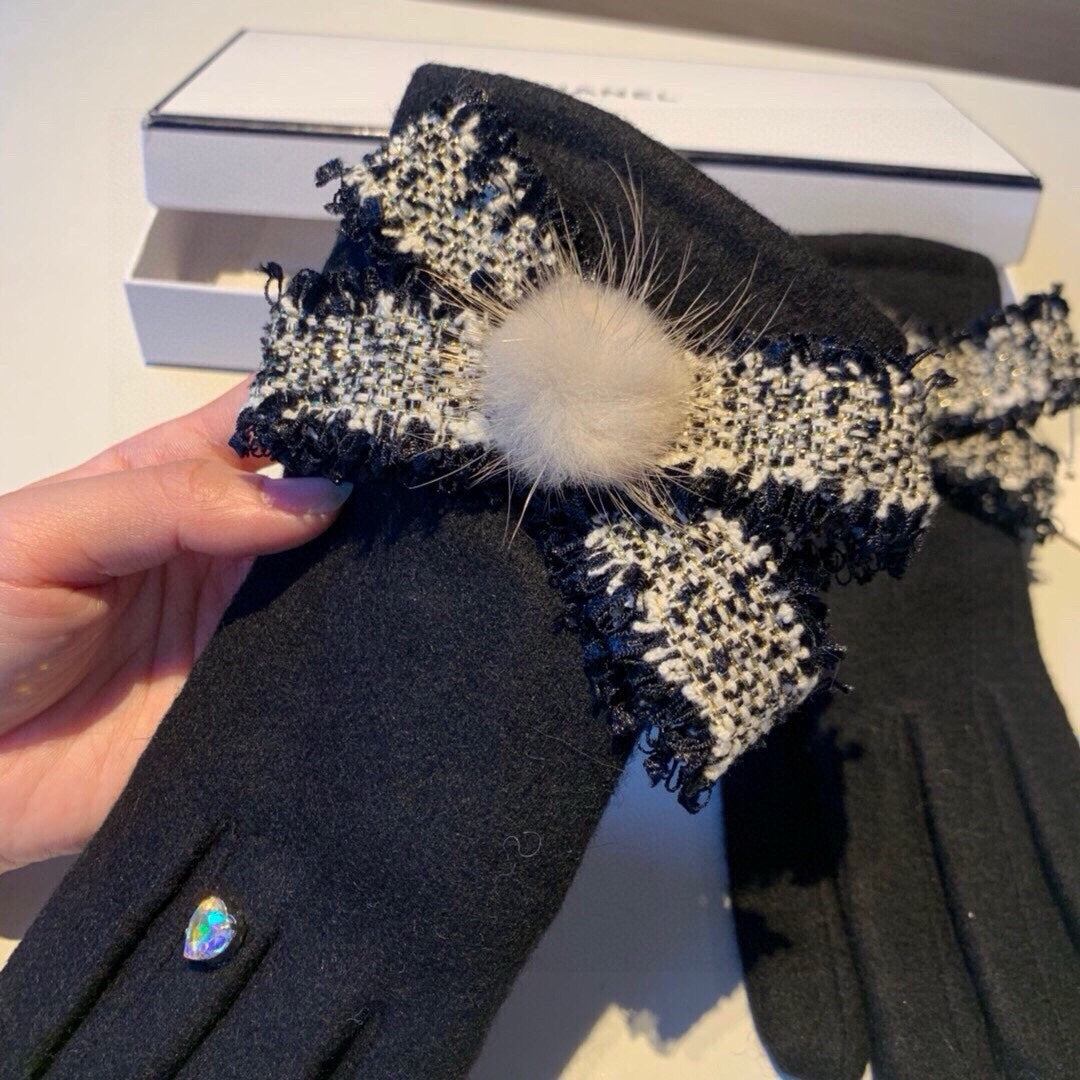 CHANEL GLOVES IN BLACK WOOL 420536