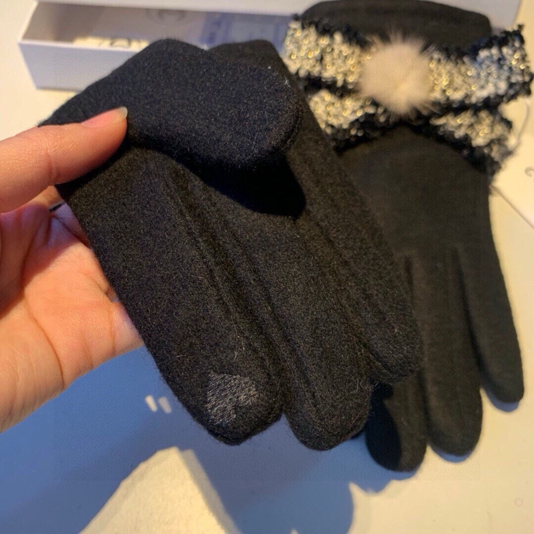 CHANEL GLOVES IN BLACK WOOL 420536
