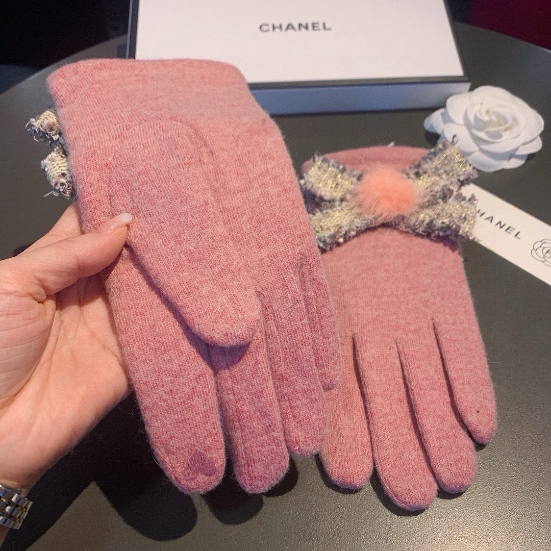 CHANEL GLOVES IN FLAMINGO PINK WOOL 420537
