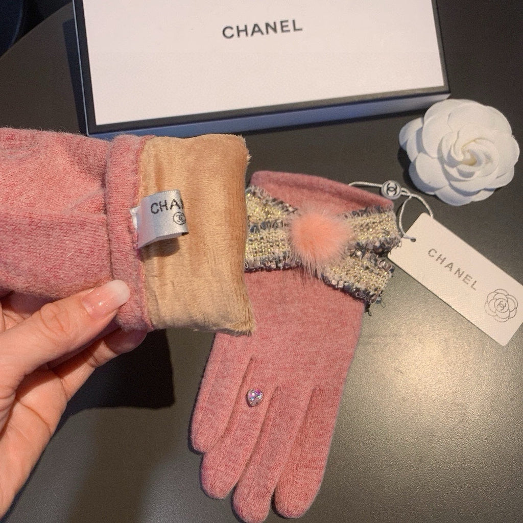 CHANEL GLOVES IN FLAMINGO PINK WOOL 420537