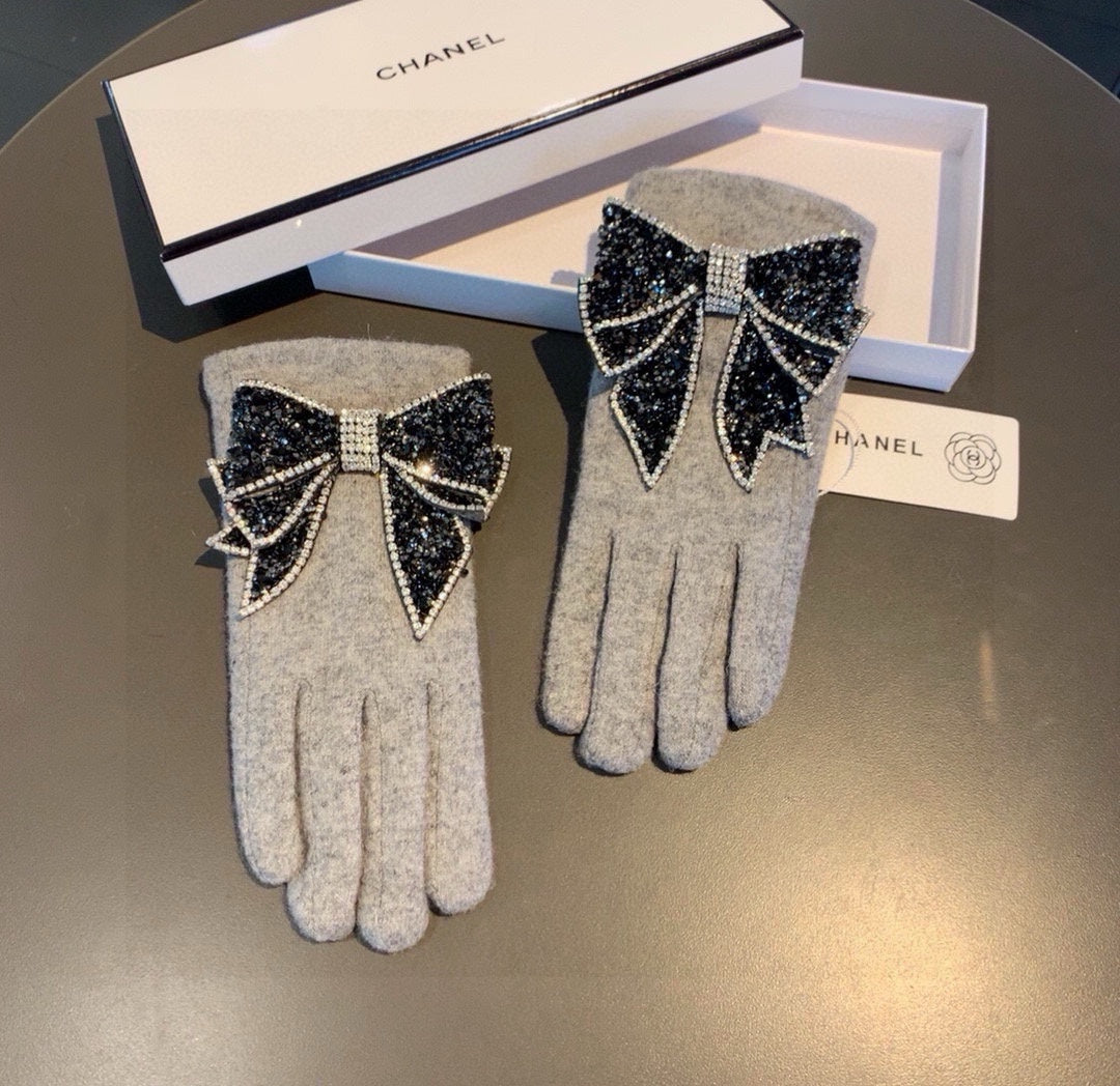 CHANEL GLOVES IN DOVE GRAY WOOL WITH RHINSTONES 429246