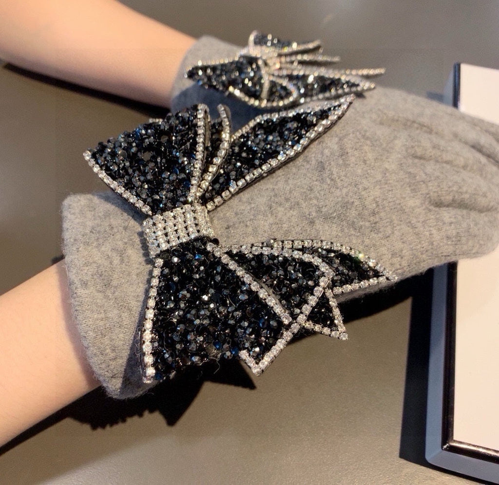 CHANEL GLOVES IN DOVE GRAY WOOL WITH RHINSTONES 429246