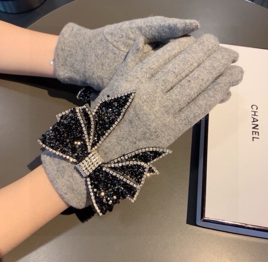 CHANEL GLOVES IN DOVE GRAY WOOL WITH RHINSTONES 429246
