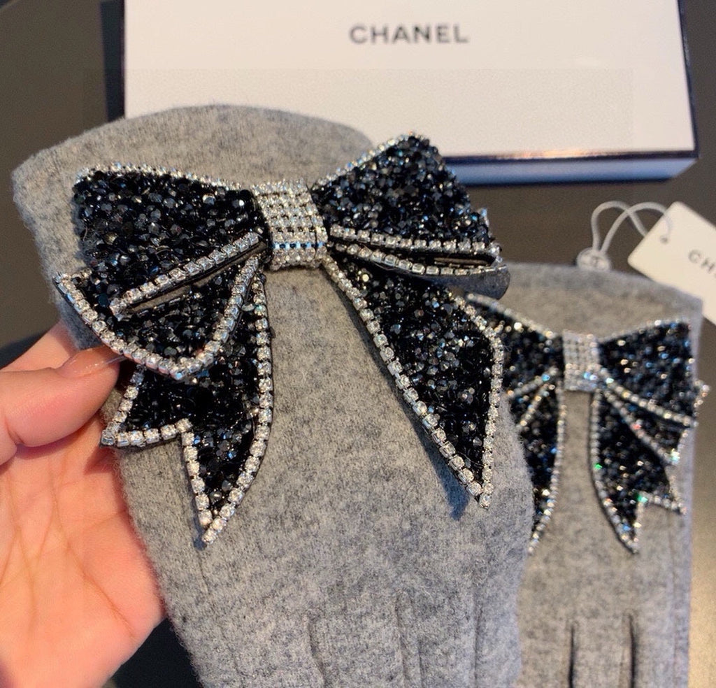 CHANEL GLOVES IN DOVE GRAY WOOL WITH RHINSTONES 429246