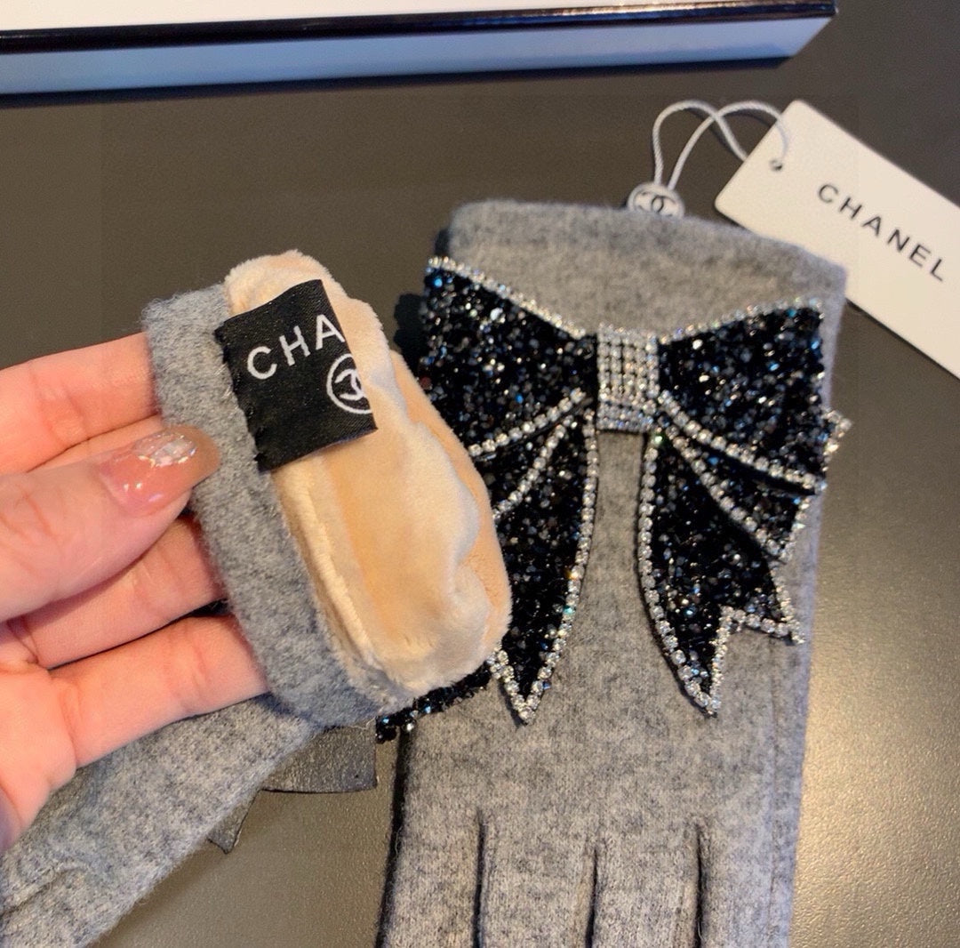 CHANEL GLOVES IN DOVE GRAY WOOL WITH RHINSTONES 429246