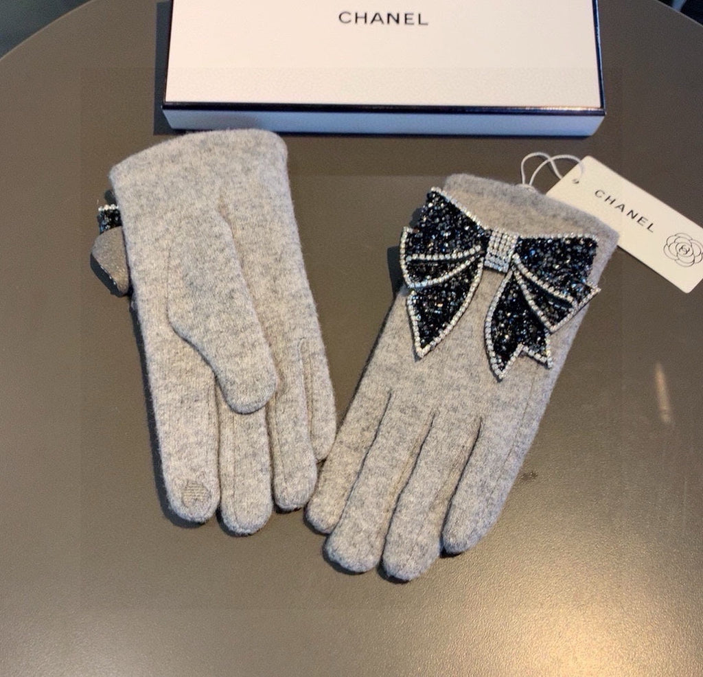 CHANEL GLOVES IN DOVE GRAY WOOL WITH RHINSTONES 429246