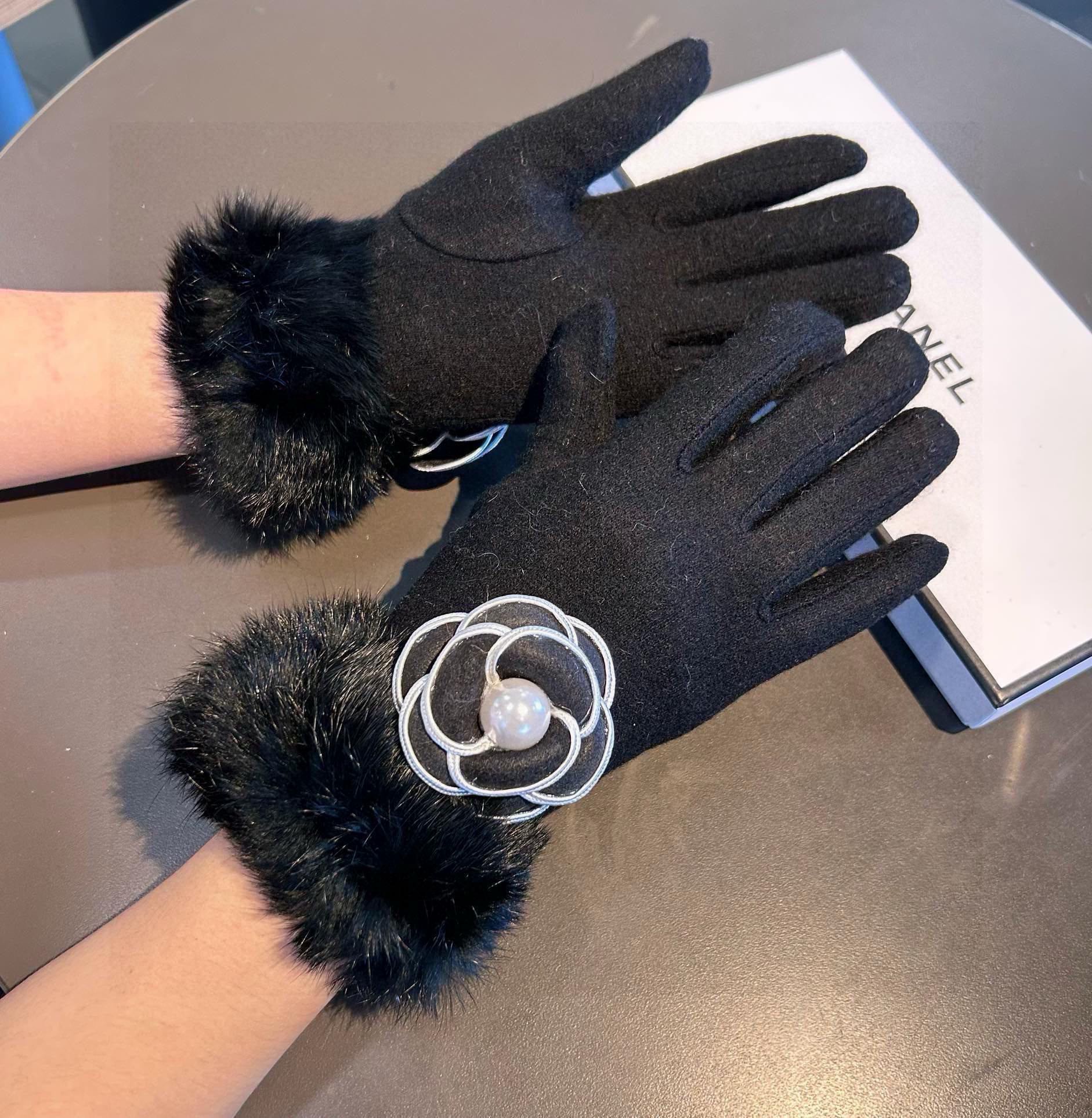 CHANEL GLOVES IN BLACK WOOL WITH RABBIT FUR 439141