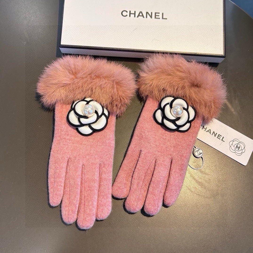CHANEL GLOVES IN ROUGE PINK WOOL WITH RABBIT FUR 439142