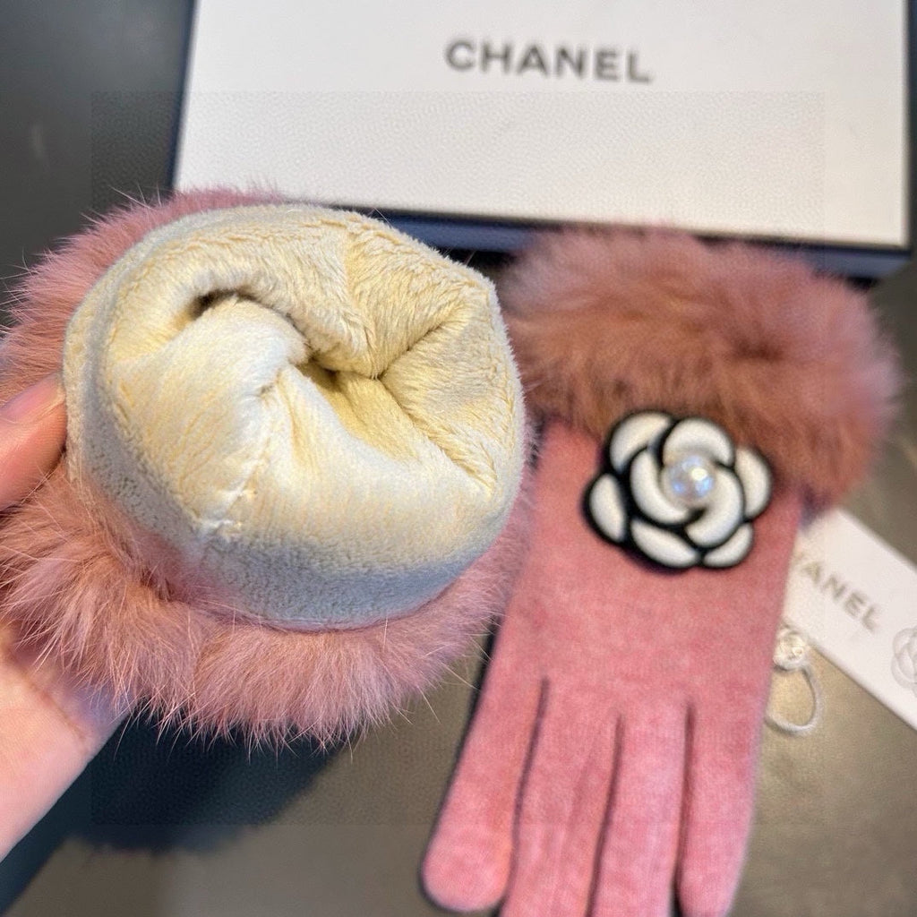 CHANEL GLOVES IN ROUGE PINK WOOL WITH RABBIT FUR 439142