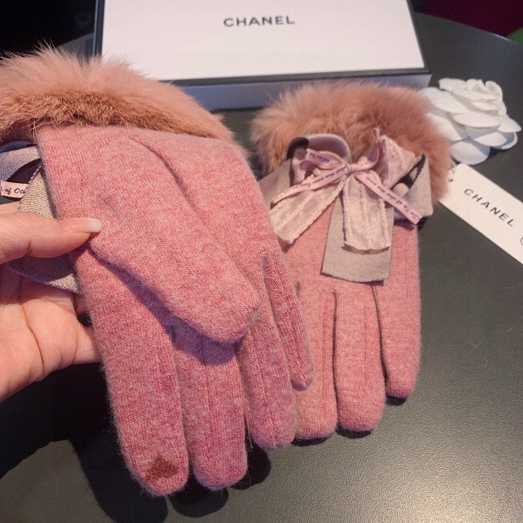 CHANEL GLOVES IN BLUSH PINK WOOL AND RABBIT FUR 441839
