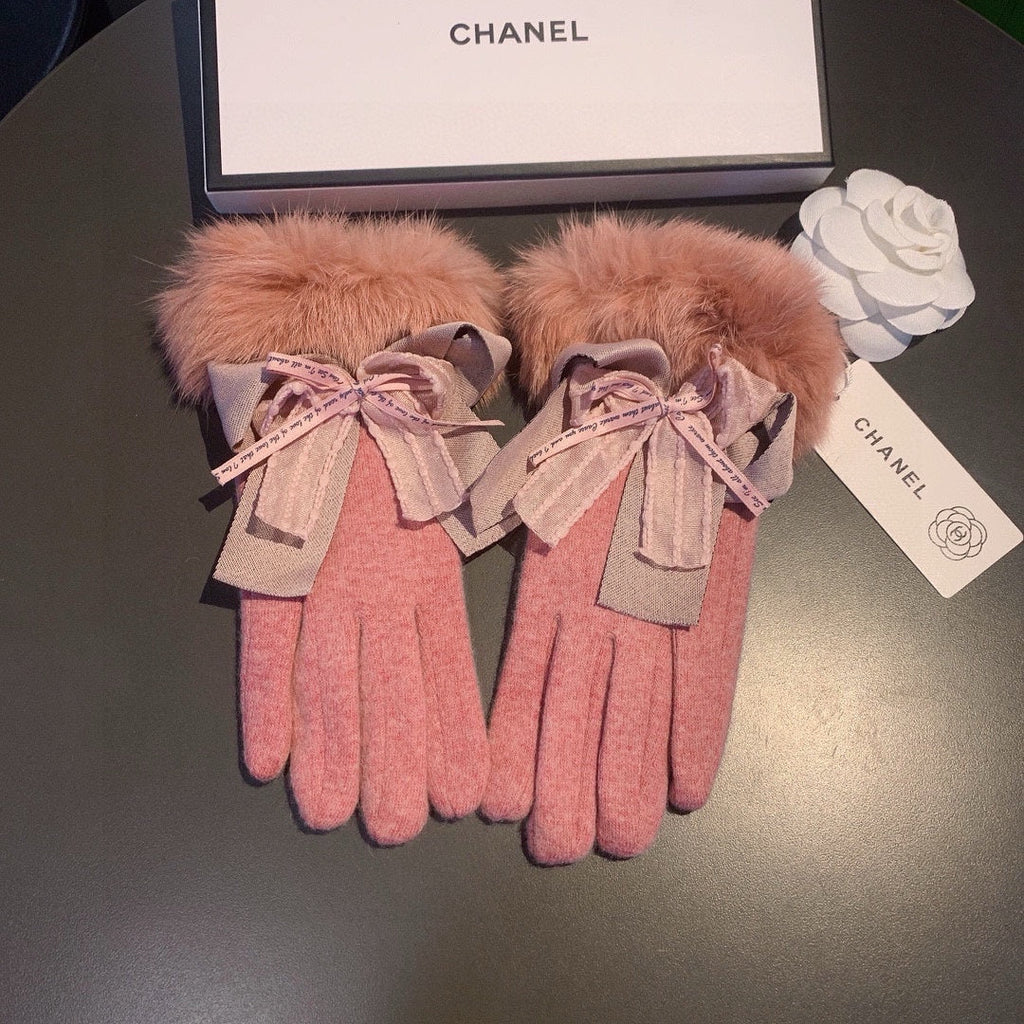 CHANEL GLOVES IN BLUSH PINK WOOL AND RABBIT FUR 441839