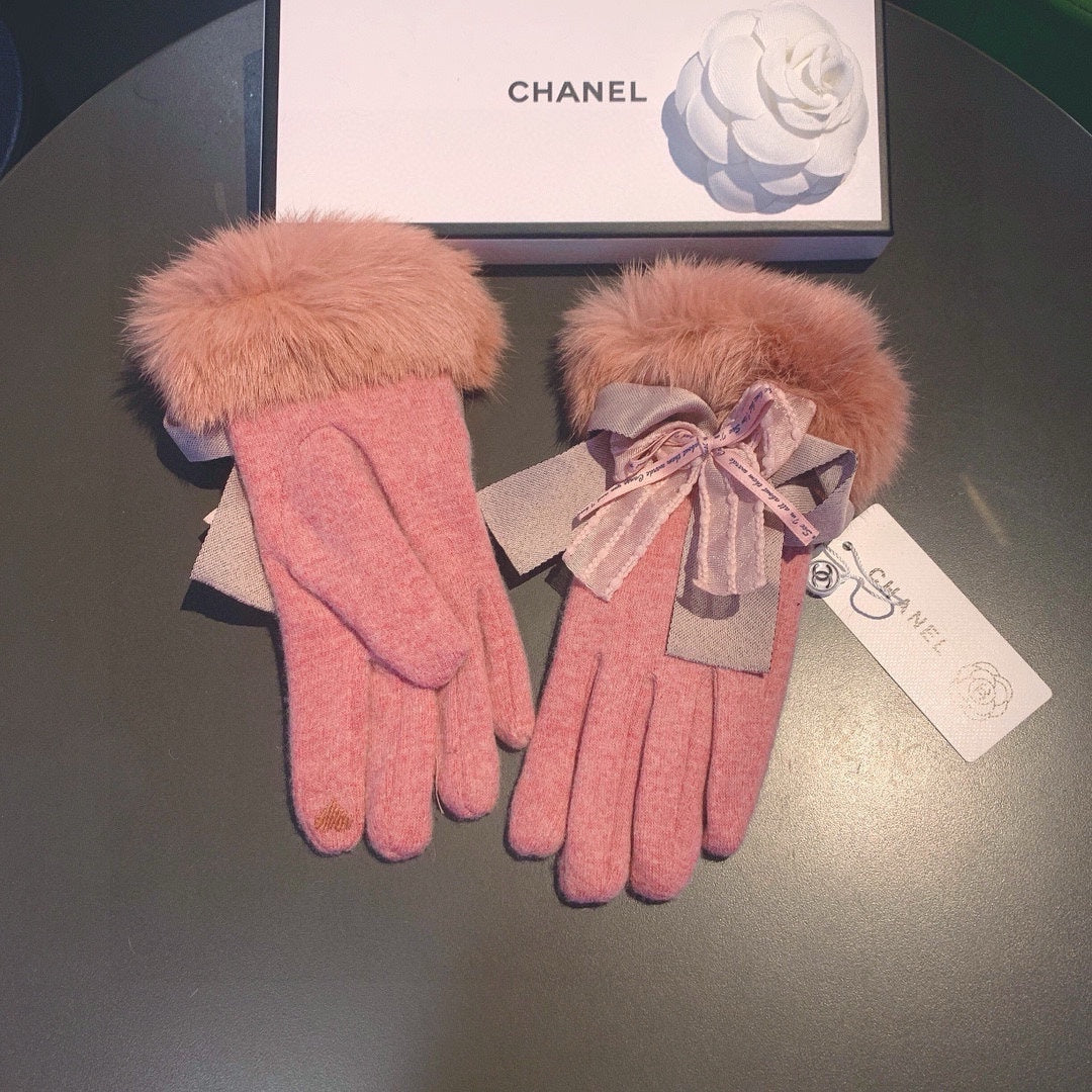 CHANEL GLOVES IN BLUSH PINK WOOL AND RABBIT FUR 441839