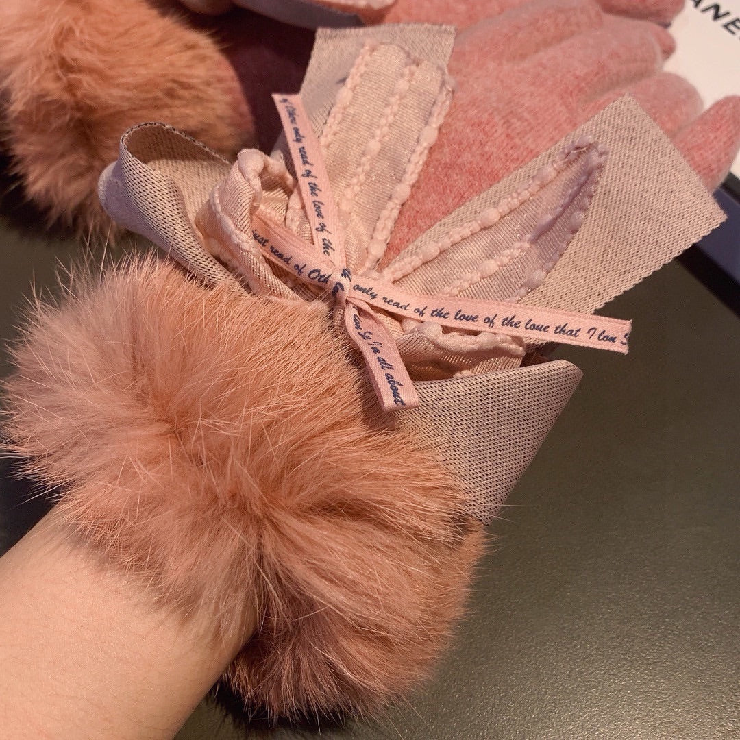 CHANEL GLOVES IN BLUSH PINK WOOL AND RABBIT FUR 441839