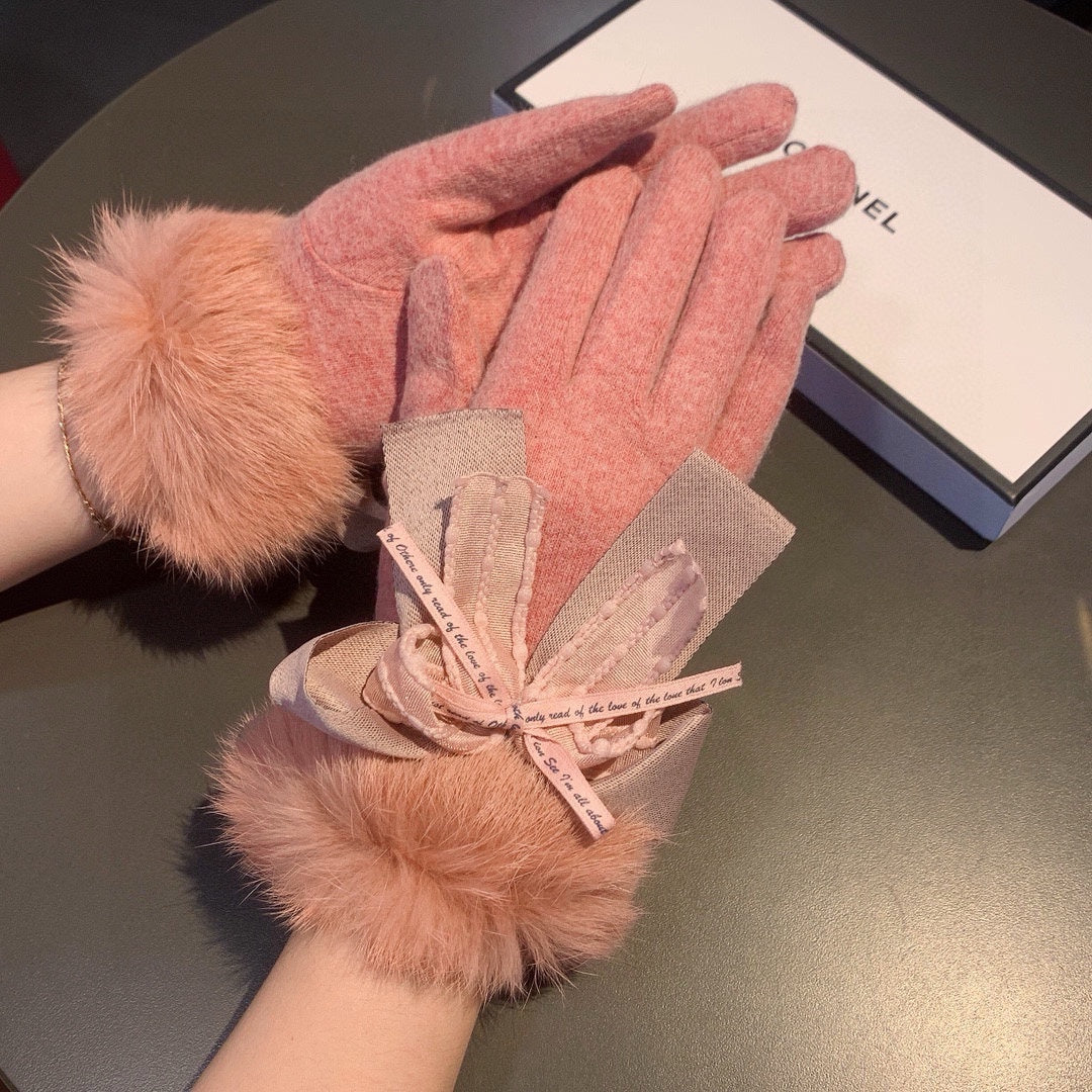 CHANEL GLOVES IN BLUSH PINK WOOL AND RABBIT FUR 441839