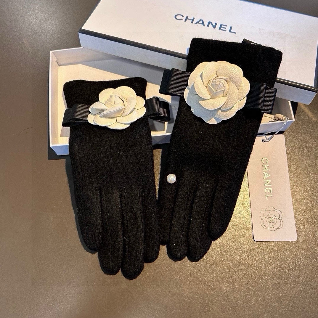 CHANEL GLOVES IN BLACK WOOL WITH WHITE FLOWER 456326