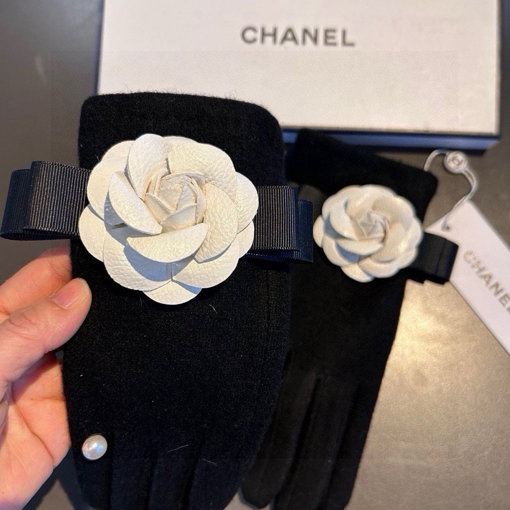 CHANEL GLOVES IN BLACK WOOL WITH WHITE FLOWER 456326