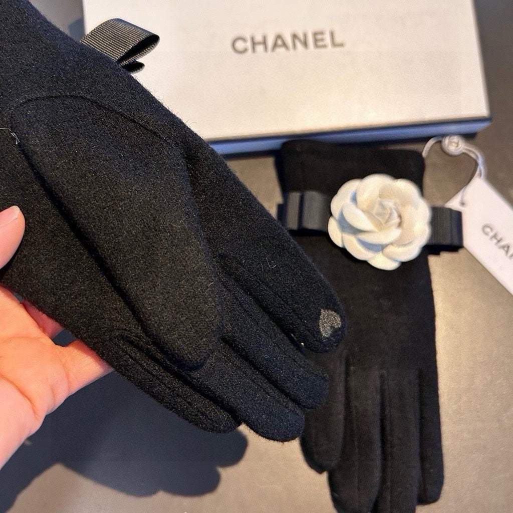 CHANEL GLOVES IN BLACK WOOL WITH WHITE FLOWER 456326