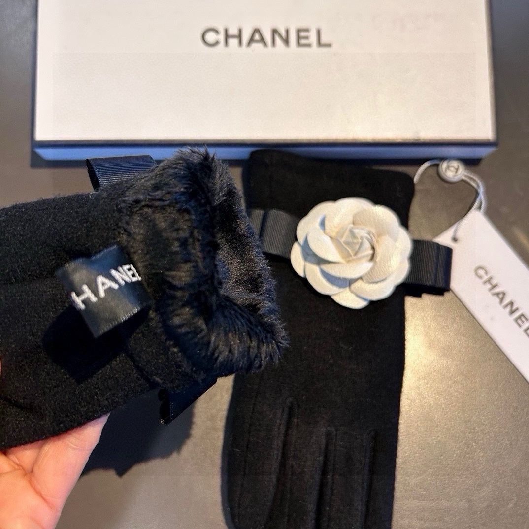 CHANEL GLOVES IN BLACK WOOL WITH WHITE FLOWER 456326