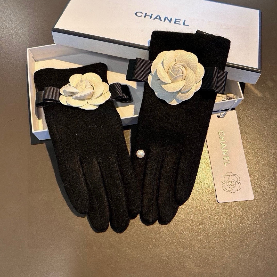 CHANEL GLOVES IN BLACK WOOL WITH WHITE FLOWER 456326