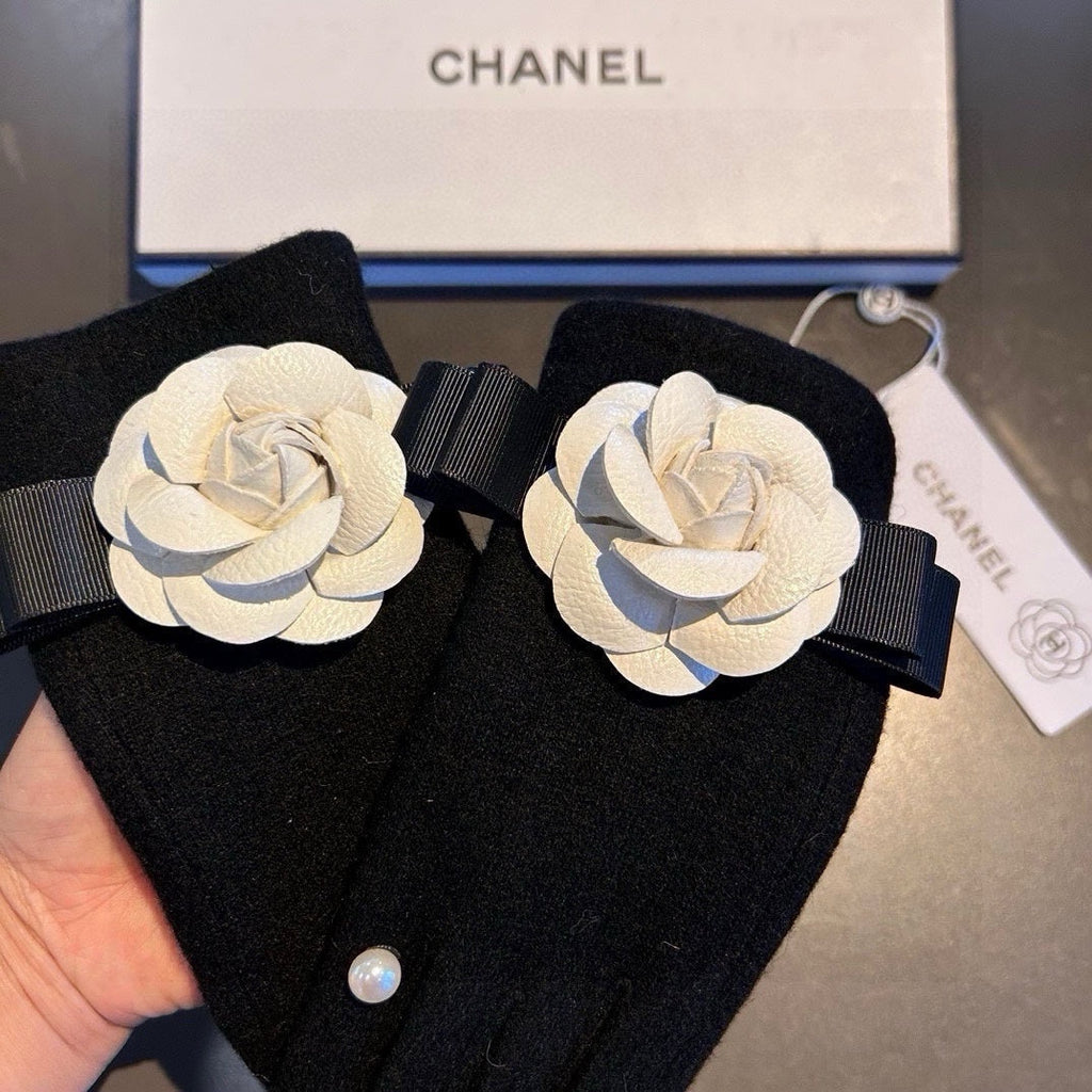 CHANEL GLOVES IN BLACK WOOL WITH WHITE FLOWER 456326