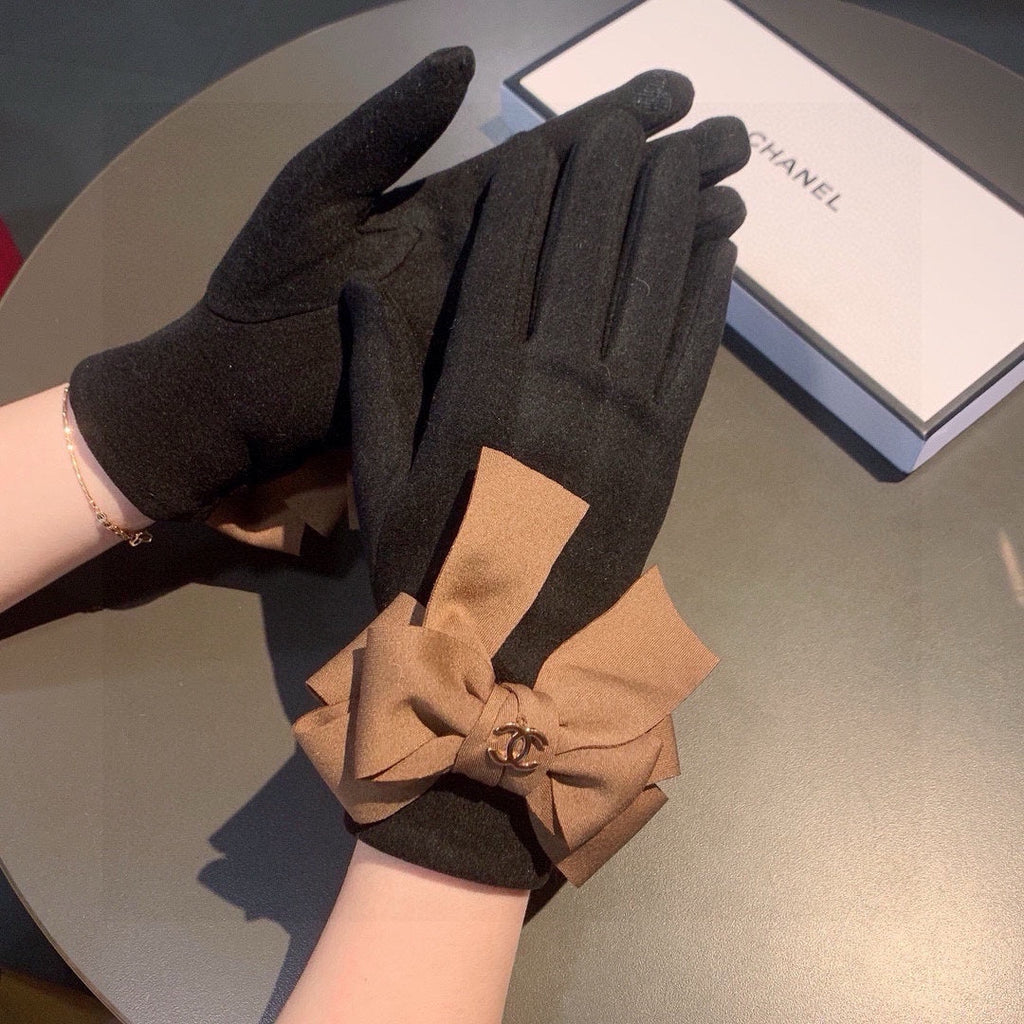 CHANEL GLOVES IN BLACK WOOL 456327