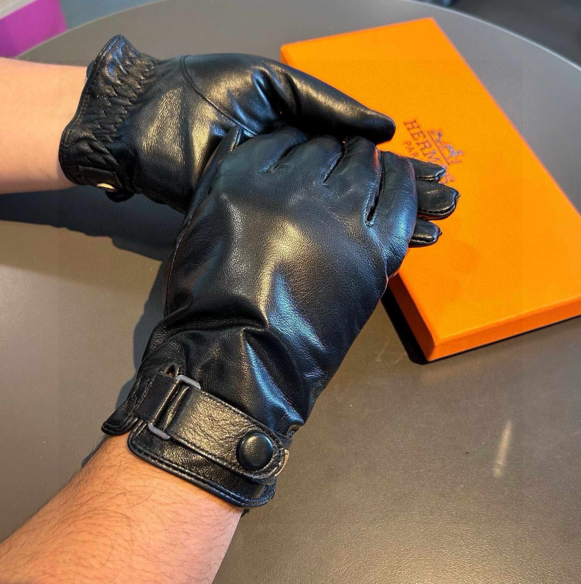 HERMES GLOVES WITH BUTTON IN BLACK SHEEPSKIN WITH LAMB FUR LINING