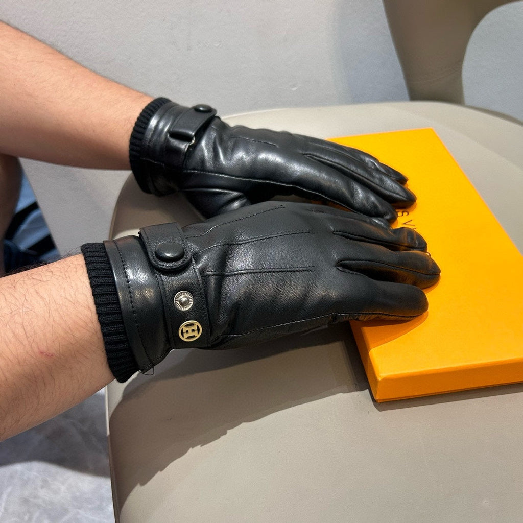 HERMES GLOVES WITH BUTTON IN BLACK SHEEPSKIN 456347