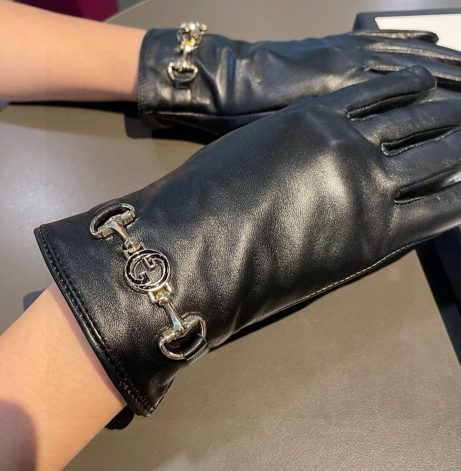 GUCCI TOUCHSCREEN GLOVES IN BLACK LAMBSKIN AND CASHMERE LINING 462259