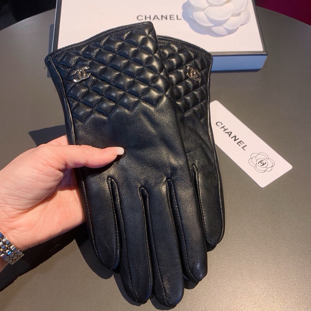 CHANEL GLOVES IN BLACK LAMBSKIN WITH GOLD LOGO 462263