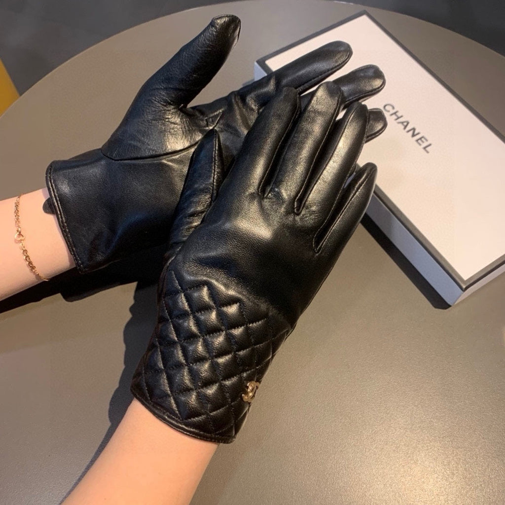 CHANEL GLOVES IN BLACK LAMBSKIN WITH GOLD LOGO 462263
