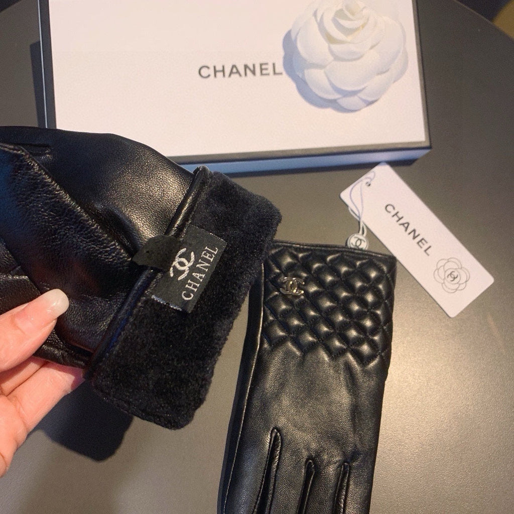 CHANEL GLOVES IN BLACK LAMBSKIN WITH GOLD LOGO 462263