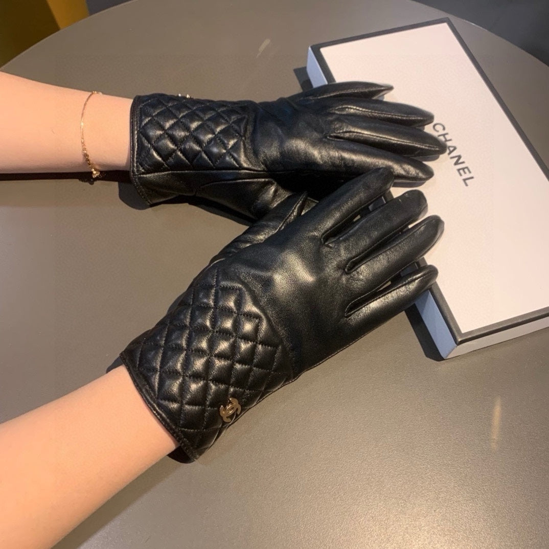 CHANEL GLOVES IN BLACK LAMBSKIN WITH GOLD LOGO 462263