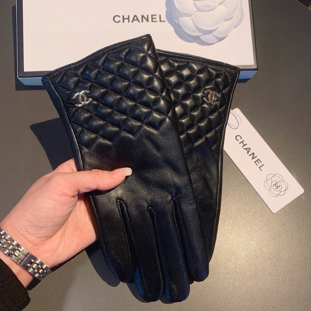 CHANEL GLOVES IN BLACK LAMBSKIN WITH GOLD LOGO 462263