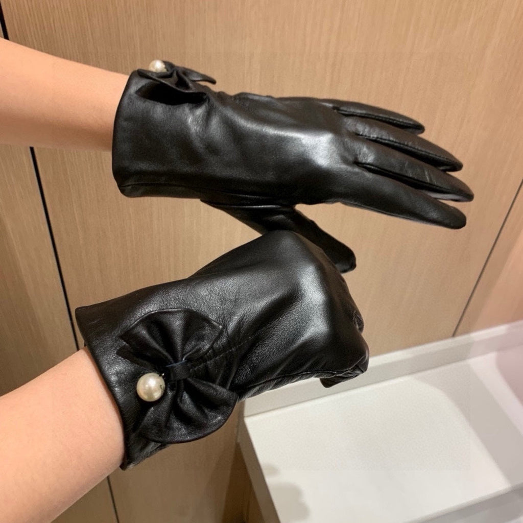 CHANEL TOUCHSCREEN GLOVES IN BLACK LAMBSKIN WITH GOLD LOGO 462264