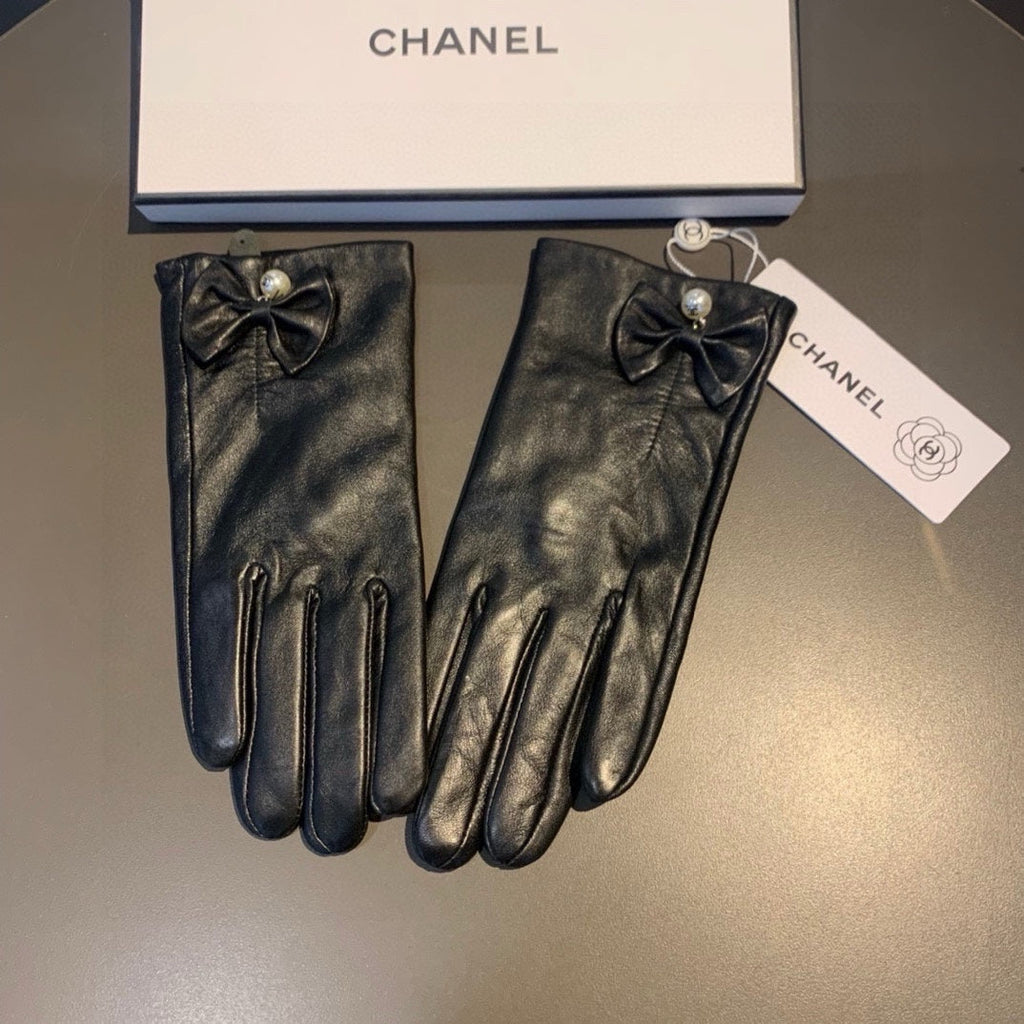 CHANEL TOUCHSCREEN GLOVES IN BLACK LAMBSKIN WITH GOLD LOGO 462264