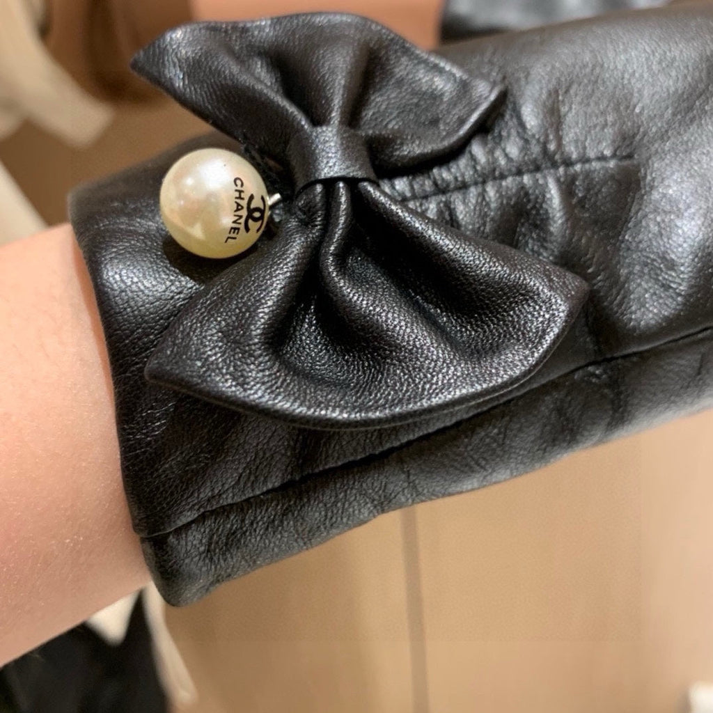 CHANEL TOUCHSCREEN GLOVES IN BLACK LAMBSKIN WITH GOLD LOGO 462264