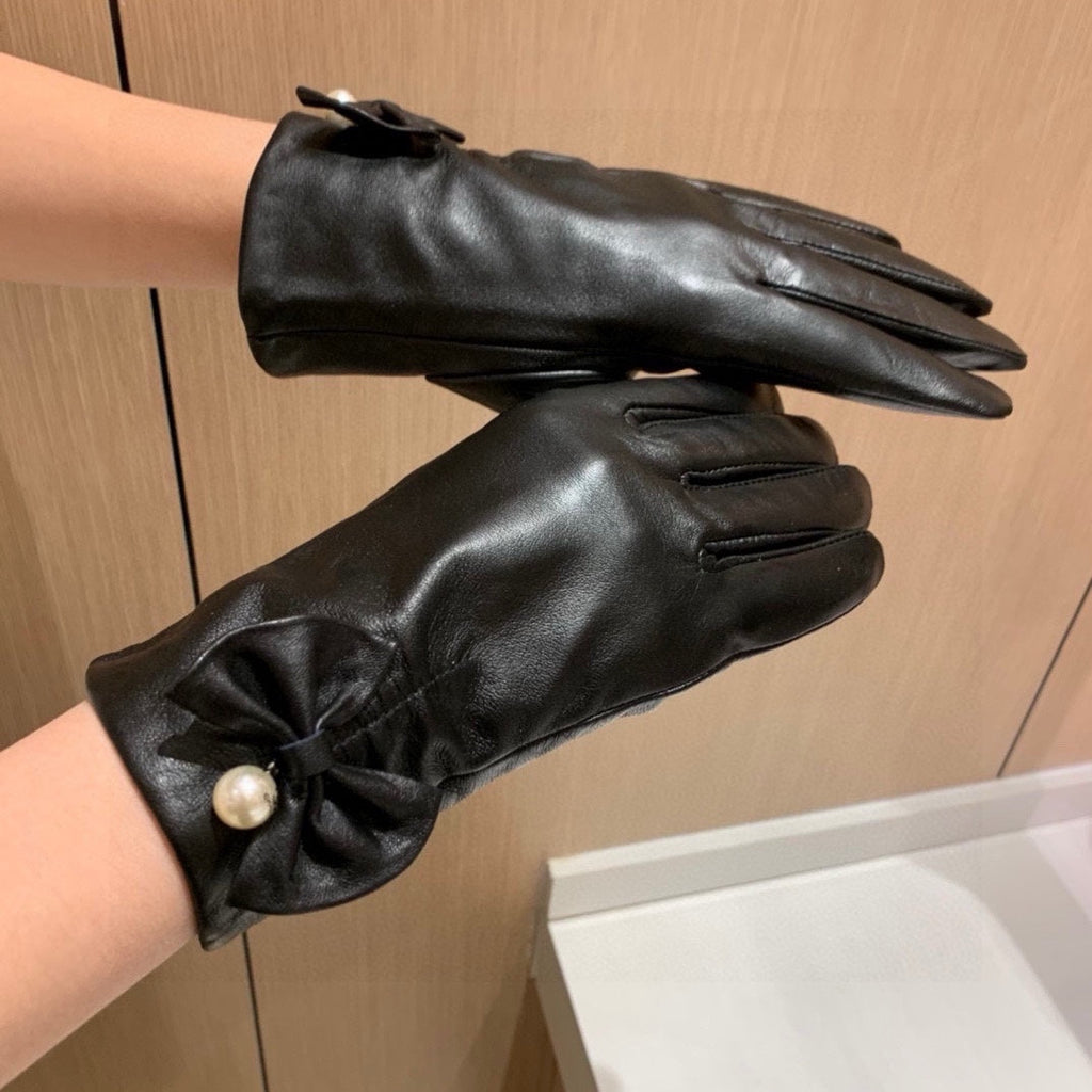 CHANEL TOUCHSCREEN GLOVES IN BLACK LAMBSKIN WITH GOLD LOGO 462264