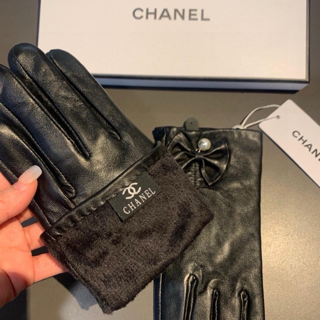 CHANEL TOUCHSCREEN GLOVES IN BLACK LAMBSKIN WITH GOLD LOGO 462264
