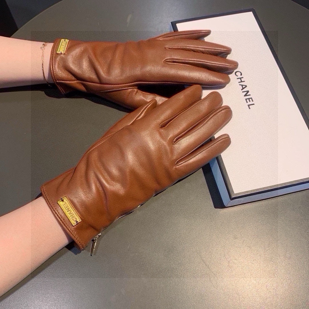 CHANEL TOUCHSCREEN GLOVES IN BRONZE BROWN LAMBSKIN WITH GOLD LOGO 462270