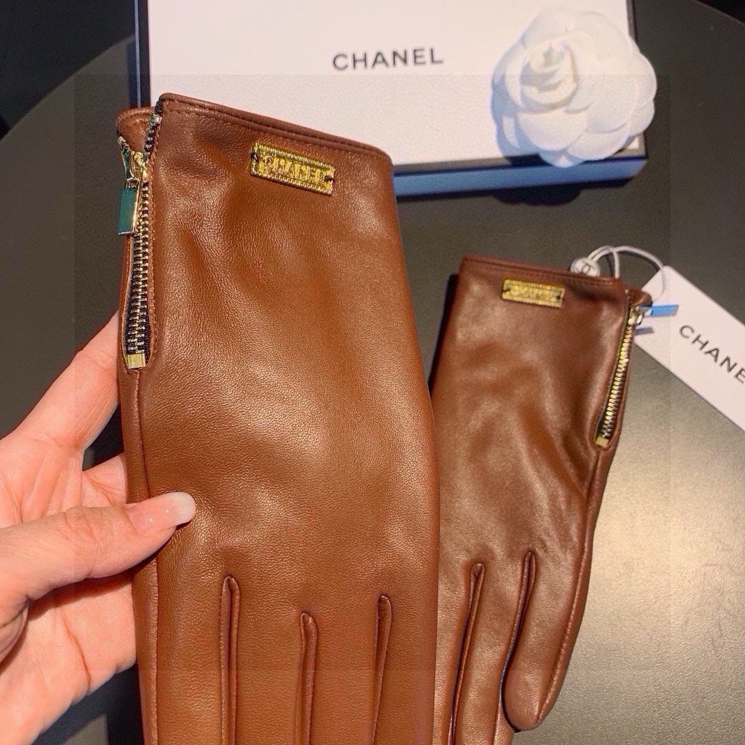 CHANEL TOUCHSCREEN GLOVES IN BRONZE BROWN LAMBSKIN WITH GOLD LOGO 462270